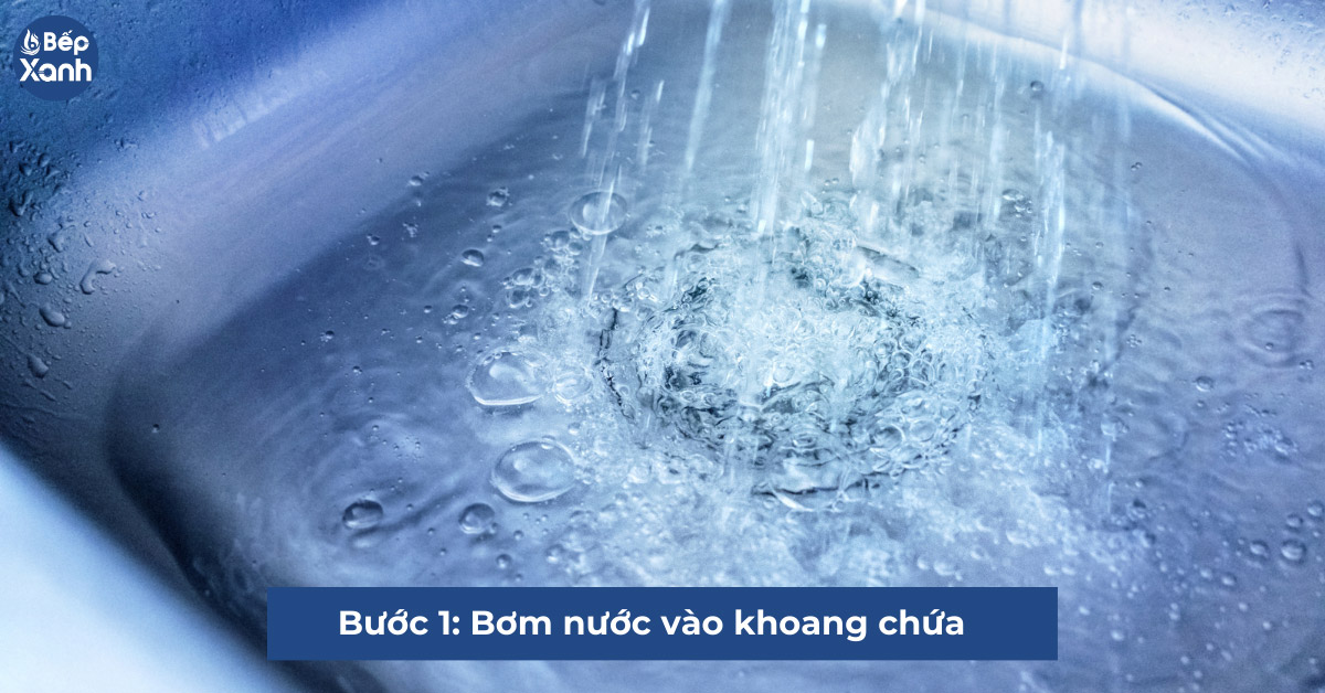Bơm nước vào bên trong khoang máy