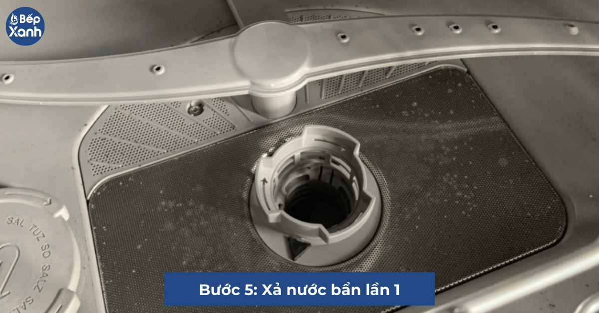 Bước 5 xả nước bẩn lần 1