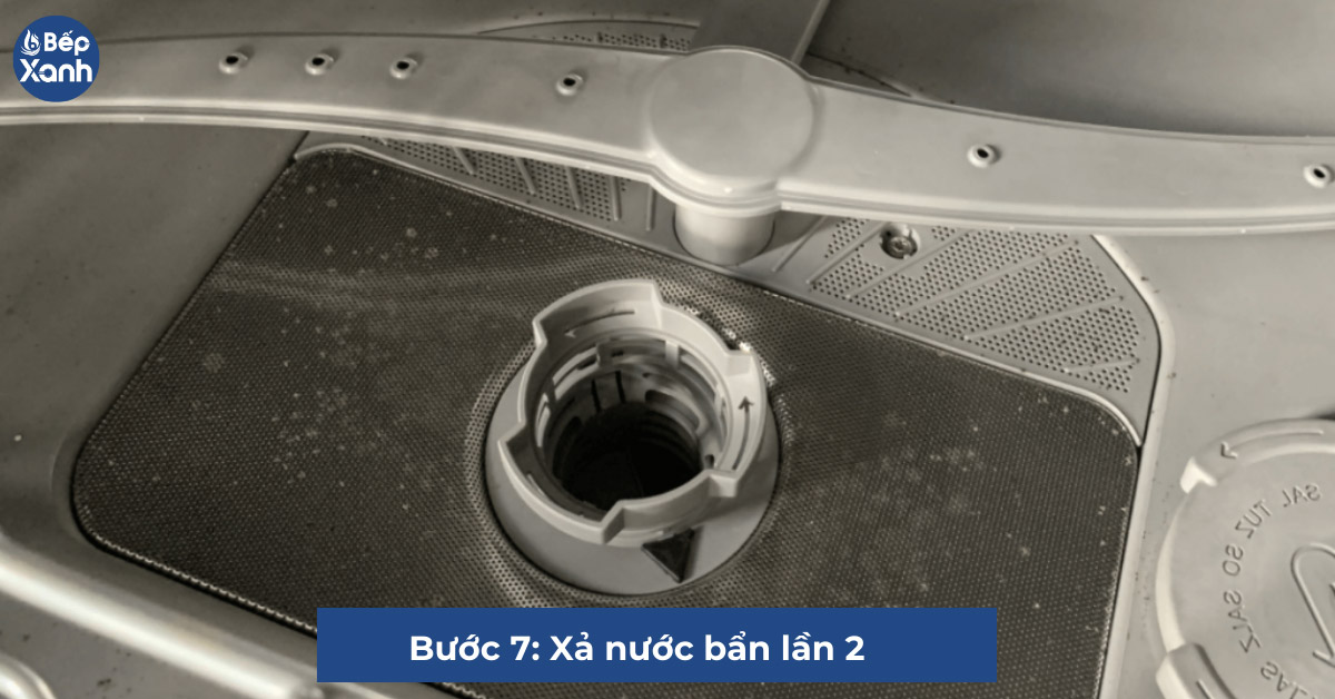 Bước 7: Xả nước bẩn lần 2