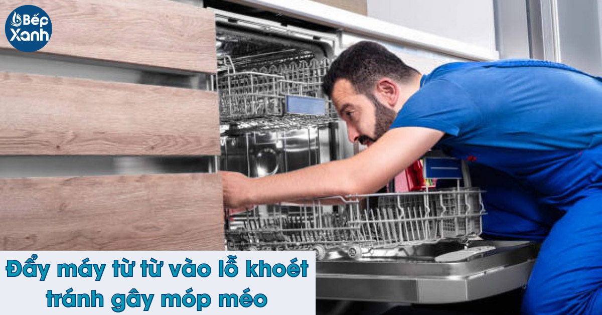 Đẩy máy vào lỗ khoét từ từ tránh móp méo