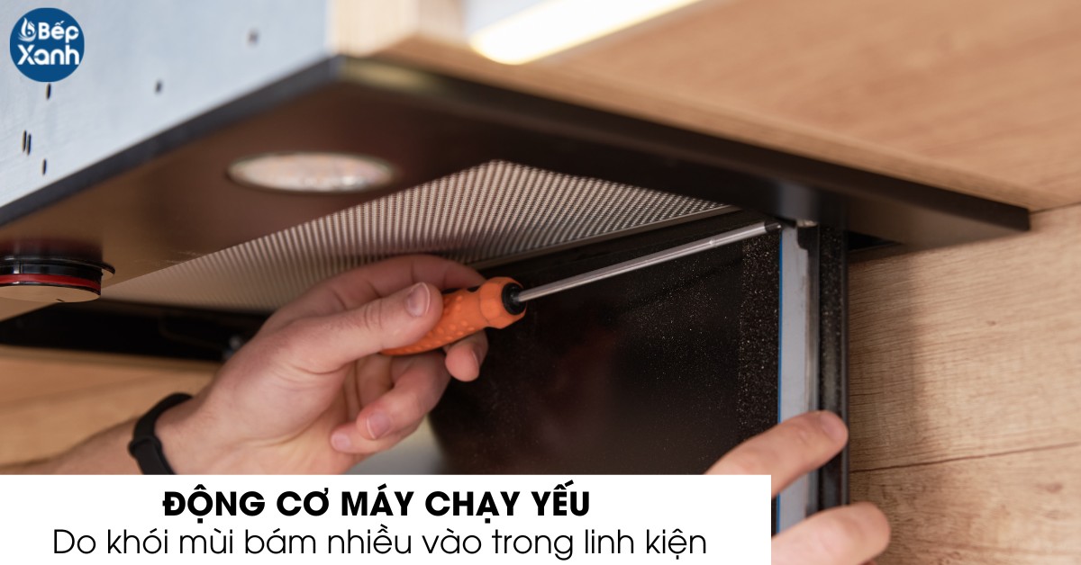 Động cơ máy hút mùi chạy yếu do bám nhiều bụi bẩn