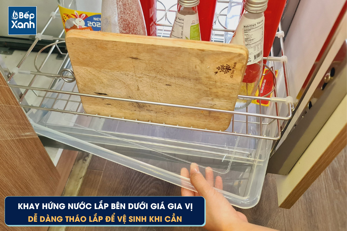 Khay hứng nước ở tầng dưới cùng