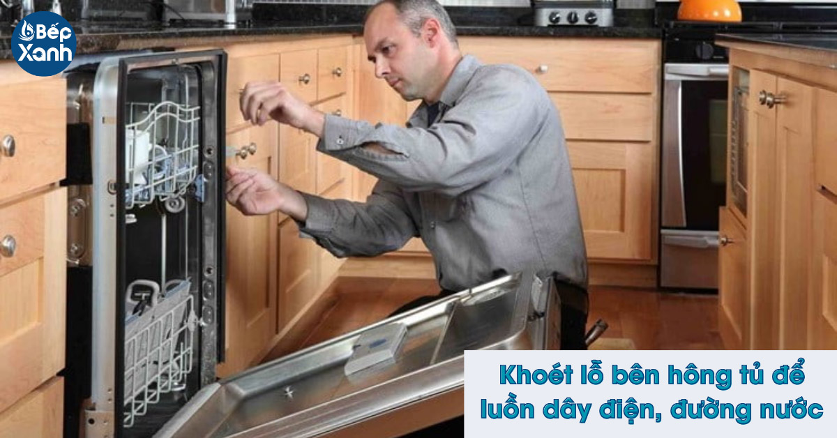Khoét lỗ bên hông tủ để luồn đường nước khi lắp đặt máy rửa bát âm tủ