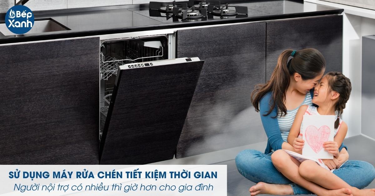 Sử dụng máy rửa chén giúp tiết kiệm thời gian