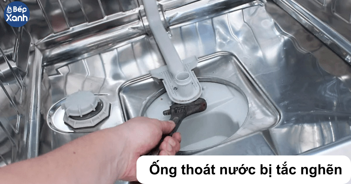 Máy rửa chén bị đọng nước do ống thoát nước bị tắc
