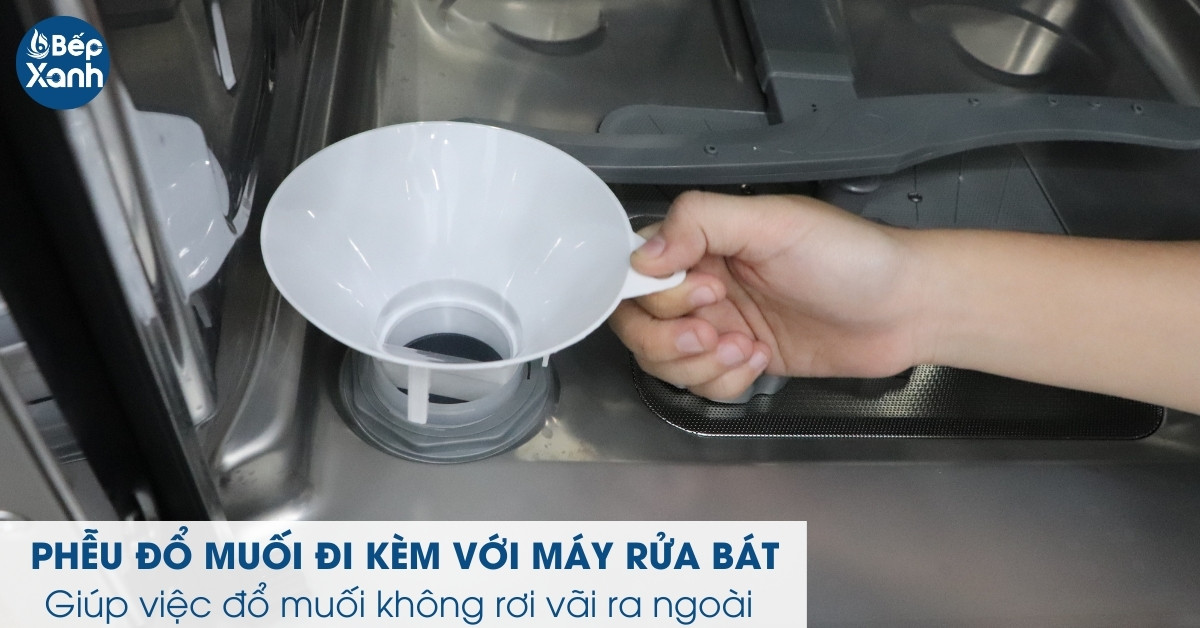 Lượng muối được đổ xuống ngăn đựng muối gọn gàng 
