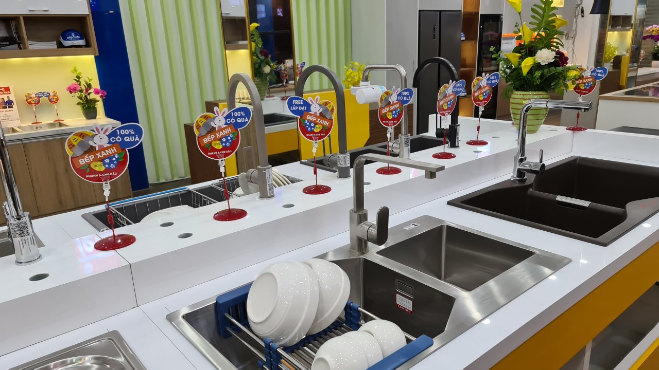 Showroom bếp xanh trưng bày chậu Malloca