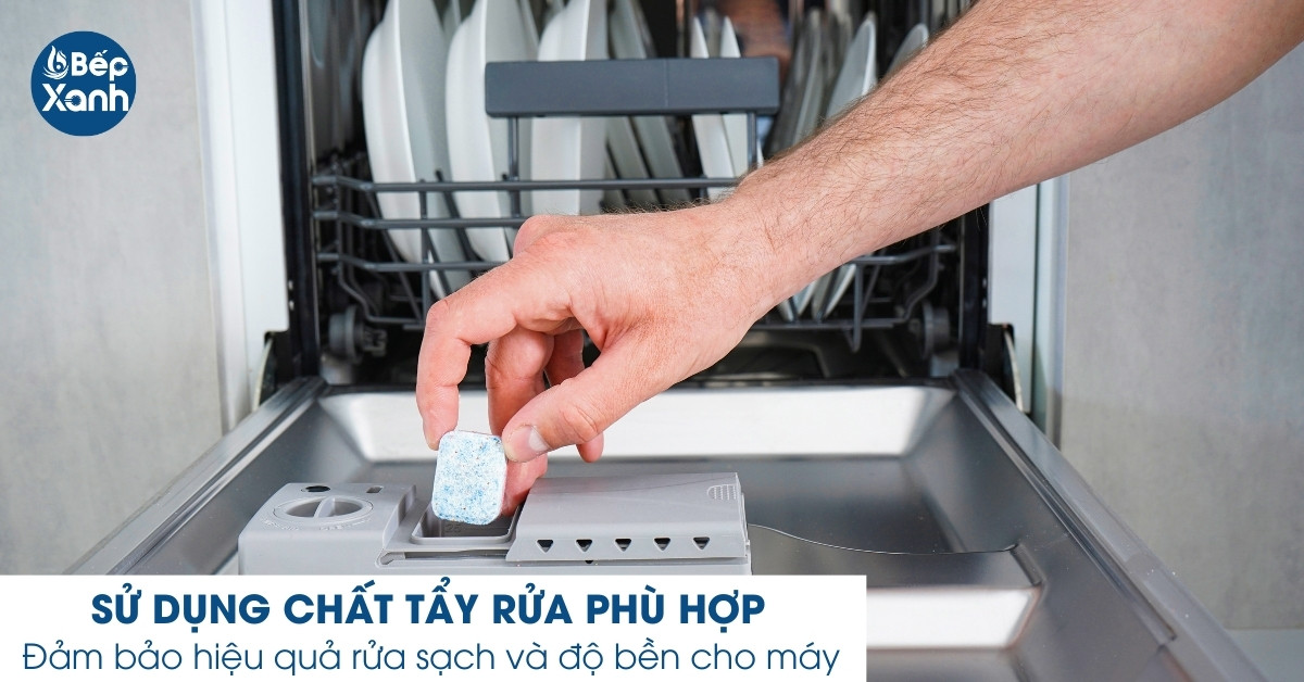 Các chất tẩy rửa chuyên dụng được đưa vào các ngăn phù hợp