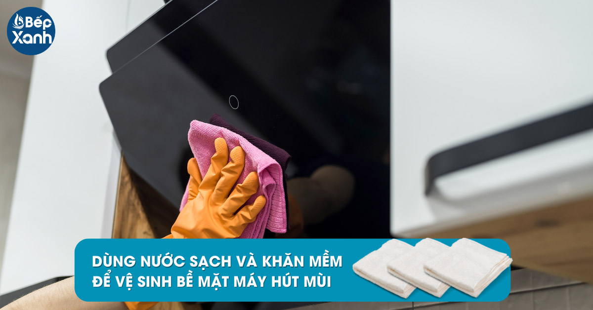 Lau bề mặt máy hút mùi bằng khăn mềm