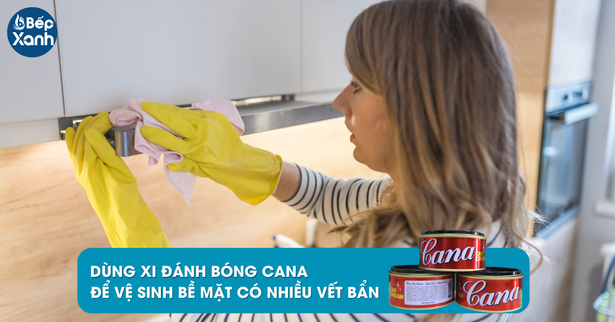 Dùng xi Cana để lau vết bẩn trên bề mặt máy hút khói bếp