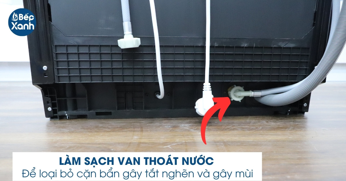 Van thoát nước bị tắt nghẽn khiến máy rửa bát có mùi hôi