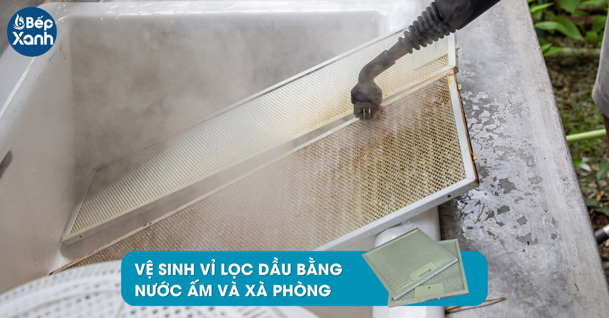 Lau vỉ dầu bằng xà phòng và nước ấm