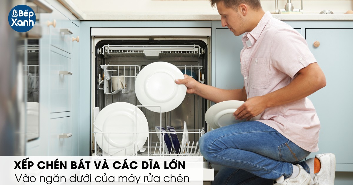 Các loại bát dĩa kích thước lớn được đặt ở ngăn rửa dưới