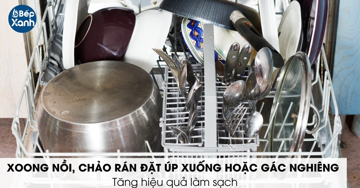 Nồi chảo đặt úp xuống ở ngăn dưới máy rửa bát